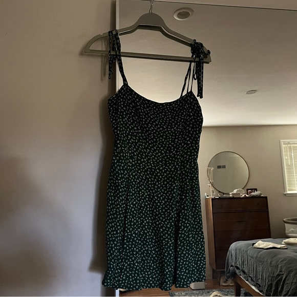 Reformation Sarah Mini dress in Chive Green 🍀 - Picture 3 of 3